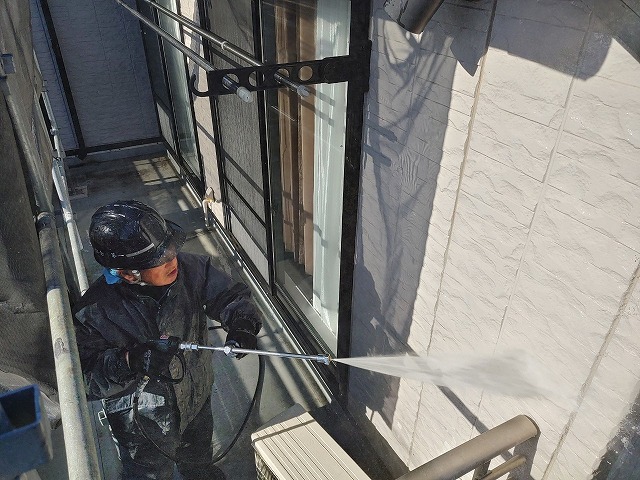 牛久市外壁塗装で洗浄作業